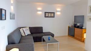 uma sala de estar com um sofá e uma televisão em Apartments with a parking space Njivice, Krk - 21767 em Njivice