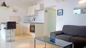 uma sala de estar com um sofá e uma mesa de vidro em Apartments with a parking space Njivice, Krk - 21767 em Njivice