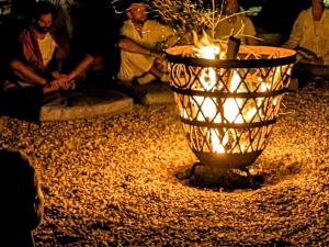 un groupe de personnes assises autour d'une lanterne éclairée dans l'établissement Quinta da Chaminé, à Ferreira do Alentejo