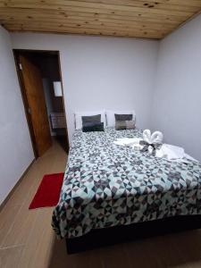 1 dormitorio con 1 cama grande en una habitación en Pousada Lofts e Suítes Campos, en Campos do Jordão