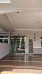 una hall vuota di una casa con porte in vetro di Sayang-Sayang Homestay $CRAZY OFFER$ 4R2B a Batu Pahat
