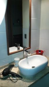 サンティアゴにあるApartopのバスルーム(白い洗面台、鏡付)