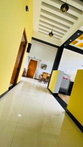 ein Wohnzimmer mit weißem Boden und Stühlen in der Unterkunft villa24.trinco in Trincomalee