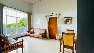sala de estar con sofá y ventana en villa24.trinco en Trincomalee