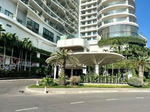 eine leere Straße vor einem großen Gebäude in der Unterkunft YLY HOUSE in Hạ Long