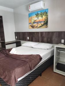ein Schlafzimmer mit einem großen Bett mit in der Unterkunft Hotel Pousada Farol de Manaíra in João Pessoa