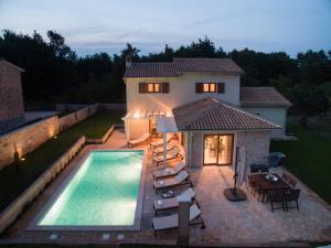 uma piscina em frente a uma casa em Villas Adagio em Rojnići