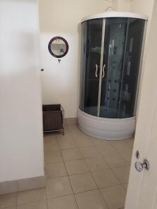 Et bad på Spacious self contained unit - short walk to Grange Jetty