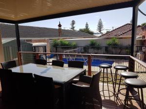 Μπαλκόνι ή βεράντα στο Spacious self contained unit - short walk to Grange Jetty
