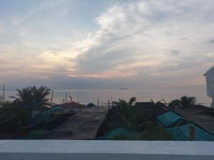 uitzicht op de oceaan vanaf het dak van een gebouw bij Kua's Pad Batangas Tent in Calatagan
