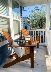 zwei Stühle auf der Veranda eines Hauses in der Unterkunft Bayside Bungalow in Norfolk