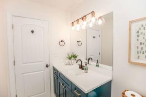 ein Badezimmer mit Waschbecken und Spiegel in der Unterkunft Bayside Bungalow in Norfolk + 36 Fotos