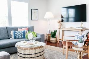 ein Wohnzimmer mit einem blauen Sofa und einem Tisch in der Unterkunft Bayside Bungalow in Norfolk