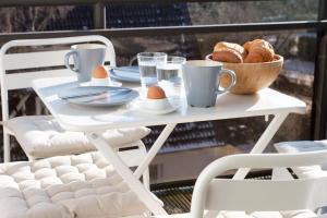 - Mesa con desayuno de pan y huevos en el balcón en STA200 Ferienwohnung Dünengras, en Timmendorfer Strand