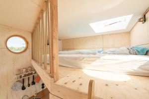 a room with two beds in a tiny house at Hausboot Helena in Schleswig