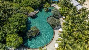 einen Luftblick auf einen Pool mit Palmen in der Unterkunft Hon Tam Resort in Nha Trang