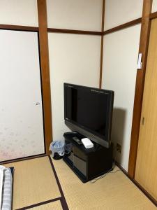 Televiisor ja/või meelelahutuskeskus majutusasutuses 高島市一棟貸切 貸別荘グループファミリーok 大人数でご利用だとお得連泊がお得BBQ可能自転車無料利用可ペット可