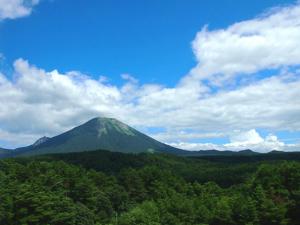 una montagna in lontananza con un cielo azzurro e nuvole di Mercure Tottori Daisen Resort & Spa a Daisen
