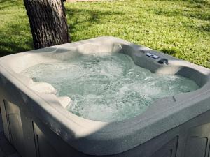 Fotografie z fotogalerie ubytování Hot Tub! The Blue Ridge Luxury Container Home v destinaci Bellmead