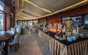 een restaurant met een bar met tafels en stoelen bij Hon Tam Resort in Nha Trang