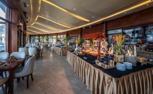 ein Restaurant mit einer Bar mit Tischen und Stühlen in der Unterkunft Hon Tam Resort in Nha Trang