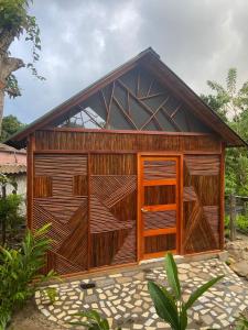 um grande edifício de madeira com uma grande janela em Casa kumake em El Zaino