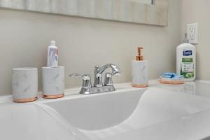 lavabo con cepillos de dientes y pasta de dientes en Affordable 1-BR by DMC Detroit, en Detroit