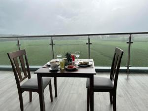 een tafel met een bord eten op een balkon bij Kekehyu Business Hotel in Valencia
