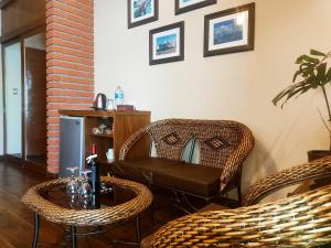 sala de estar con silla y mesa en Hostal Cagnapa Restobar en Uyuni