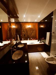 uma casa de banho com 2 lavatórios e uma banheira em Hostal Cagnapa Restobar em Uyuni