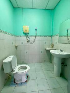 a bathroom with a toilet and a sink at Thungtako Resort in Ban Samnak Pling