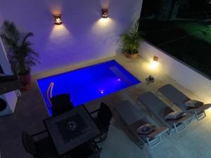 una habitación con mesa y sillas con vistas a la piscina en Las Vueltas - Golden Zone Studio 2 Blocks to Beach, en Bucerías
