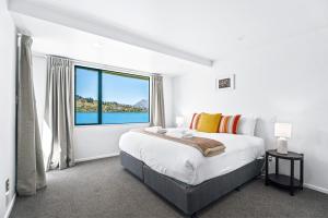 Postel nebo postele na pokoji v ubytování Lakefront Living at Remarkables Retreat - Eight