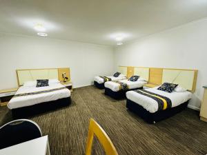 Postel nebo postele na pokoji v ubytování Jacksons Motor Inn