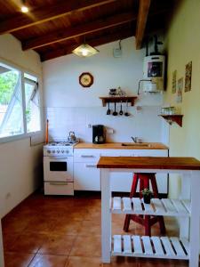 eine Küche mit einem weißen Herd und einer Arbeitsplatte in der Unterkunft Dpto tipo cabaña a 3 cuadras del mar in Mar del Plata