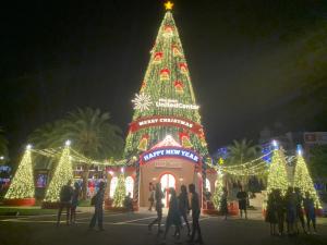 uma grande árvore de Natal é iluminada à noite em Xan hotel Phu Quoc em Duong Dong