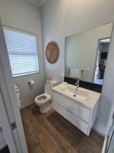 a bathroom with a white sink and a toilet at Bonnie Doone in Te Awamutu
