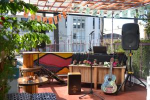 a patio with a guitar and a set of equipment at Nómada Eco-Hostal in Valparaíso