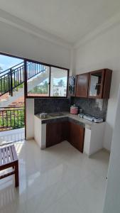 uma grande cozinha branca com uma grande janela em Nirmali Resort em Mirissa