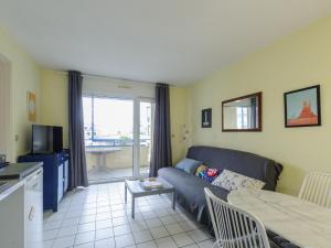 a living room with a couch and a table at Appartement T2 à 50m de la plage avec piscine et terrasse - Châtelaillon-Plage, 4 personnes - FR-1-535-50 in Châtelaillon-Plage