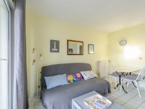 a living room with a couch and a table at Appartement T2 à 50m de la plage avec piscine et terrasse - Châtelaillon-Plage, 4 personnes - FR-1-535-50 in Châtelaillon-Plage