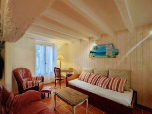 un soggiorno con un divano e un tavolo di Séjour paisible au cœur du Berry : maison familiale moderne, cheminée, jardin, et SPA à Cléré-du-Bois. - FR-1-591-563 a Cléré-du-Bois