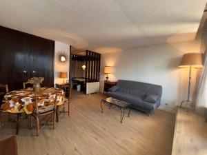 sala de estar con sofá azul y mesa en Appartement Villard-de-Lans, 2 pièces, 6 personnes - FR-1-761-34 en Villard-de-Lans