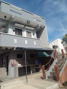 una casa grande con una escalera que conduce a ella en Kua's Pad Batangas Room en Lian