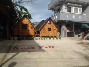 Kua's Pad Batangas Room في ليان: مبنى به لافتة تقرأ المخلفات