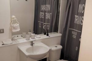 Un baño con lavabo, inodoro y espejo. en Departamento central Temuco, en Temuco 2 fotos más