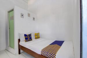 Cama o camas de una habitación en SPOT ON 92886 Pondok Kopi Homestay Syariah