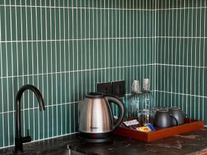 烏布的住宿－Grün Ubud，厨房水槽和柜台上的茶壶