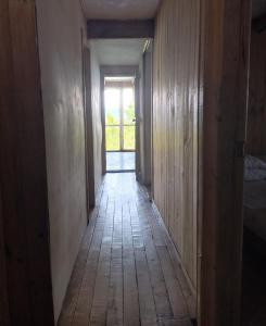 un pasillo vacío con suelo de madera y puerta en Gran casa a orillas del lago, en Licán Ray