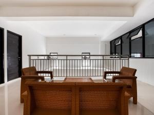 een eetkamer met een tafel en 2 stoelen bij Super OYO Capital O 3463 Cimahi Guest House in Bandung